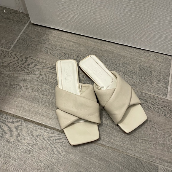 Zara Off white square toe sides sandals